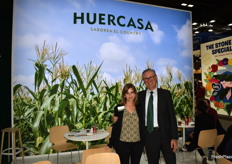 Laura Gómez y Félix Moracho en el stand de Huercasa.