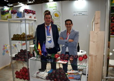 Justo Redondo y Pedro Jiménez en el stand de Nogal Fruits.