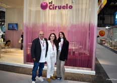 Stand de El Ciruelo, los mayores productores de uva de mesa, con su CEO José Velasco, Fuensanta y Paula.