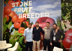 José María Campos, Vincenzo Cerbone, Stéphane Buffat y Thomas Chevaillier en el stand de PSB Producción Vegetal, consolidados en el mercado como obtentores e hibridadores de frutales de hueso y que anuncian sus próximos proyectos en hibridación de uva de mesa.