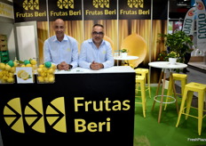 Gabriel Figueroa y Juan Puche, en el stand de Frutas Beri, productores y comercializadores de limón.