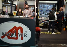 Carla Serra y Marcelo Gianotti, en el stand de Ángel Mir.