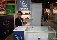 Camelia Trambitas, en el stand de Surinver, promocionando su gama de productos de V Gama.