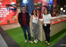 Jorge Muñoz, Eugenia Llorente y Aroa González, en el stand de El Pinar, promocionando su marca de fresa MUMU.