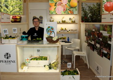 En el stand de Perdine, Belén Méndez obsequió a los visitantes de la feria con zumo de clementinas