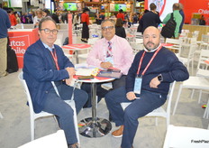 Luis Ahumada y José Orellana de Los Olmos en Chile reunidos con su cliente (en el medio), Bijal Uchat, de India y Dubai.