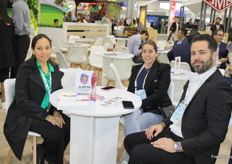 Paola Rivera. gerente de Aexport. en reunión con sus clientes de EE. UU. Luis Orrantia y Elisabeth Auz, de Tropical Specialists.