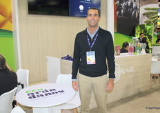 Luis Miguel Vega, gerente de Proarándanos, en el pabellón de Perú.