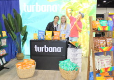 Carolina Coulson, gerente de producto – snacks, y Laura Zuluaga en el stand de Turbana Corporation, filial en Estados Unidos, encargada de la distribución de banano y otros productos frescos en el mercado estadounidense.