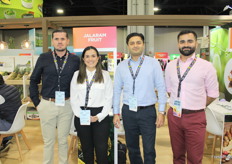 El equipo de Jalaram Fruit SA, formado por: Ene Rojas, Silvia Varela, Jai Thakrar y Surej Thakrar. La empresa es una exportadora de piñas, melones y tubérculos de Costa Rica.