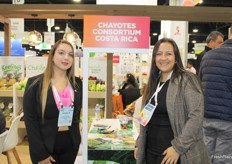 Representando al Consorcio de Chayotes Consortium de costa Rica, Noelia Brenes presidente de Agro-Quality Fresh Products y Yesenia Calderon de Chayotes del Norte SRL