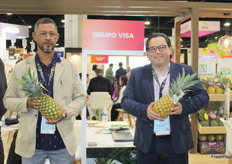Osmar Rocha jefe de calidad y César Sanfeliu gerente de cuentas del Grupo Visa de costa Rica, exportador de piña.