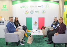 Omar Hurtado Navarro presidente de la empresa Hurtanava SA, en reunión con uno de sus clientes.