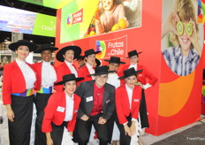 El equipo de Frutas de Chile con su vestimenta tradicional le dio estilo al pabellón del país