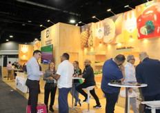 Stand de República Dominicana ocupados con reuniones.