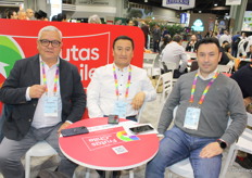 Eduardo Ponce, Roberto Guajardo comercial y Jorge León gerente de ventas de exportación de Erfrut Export de Chile, productos de exportación manzanas, peras, kiwi, uvas.