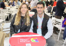 Francisca Cortes sub gerente comercial y Ernesto Correa gerente de marketing de USA y Canadá de la empresa FRUSAN, exportador de cerezas, arándanos, kiwi