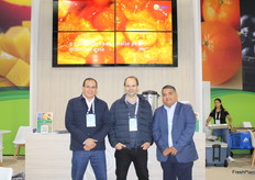 Jhonny Córdova, gerente general Agrocosta , José A. Berendsohn  gerente comercial de Fruchincha  y Carlos Ramirez, gerente de exportaciones de Agrocosta en el Pabellón de Perú