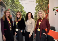 Parte del equipo de Surexport, en el invernadero oculto dentro del stand.