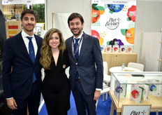 Daniel Blanco, Victoria Martin e Ismael Cabanillas, en el stand de Plus Berries.
