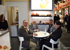 Reunión en el stand de ACEC, la Asociación de Cosecheros Españoles de Cebolla.