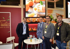 Stand de Madremía, recibiendo una visita.