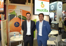 Juan Motilla y Nicolás Arbarello, en el stand de Motilla, productores y comercializadores de cítricos.