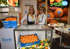 Ana y Silvana Sorlí, en el stand de Sorlí, empresa productora de cítricos de Alcalá de Xivert, Castellón.