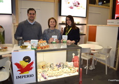 Carmen Roch, Borja Mira y Andrea Mas en el stand de Imperio, productores de ajo y cebolla.