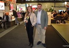 Patricia y Joaquín de Uniq, el sello de calidad agrícola para envases de cartón ondulado, visitando Fruit Logistica.