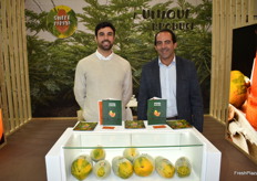 Eduardo Molina y Guillermo González, en el stand de Sweet Papaya, productores de papayas de Tenerife.