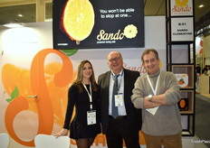 Eva Grífols, Joan Antoni Caballol y Luís Corral, en el stand de la clementina Sando.