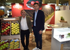 Antonio y Xavi, en el stand de Copa Fresh, productores de hueso y pepita de Lleida.