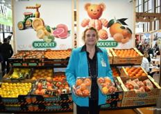 Piedad Coscollá, responsable de marketing en Anecoop, presentando la nueva línea de naranjas rojas Red Bouquet.