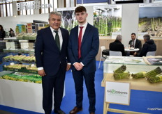 Francisco Delgado, a la izquierda, gerente de Los Gallombares, los mayores productores de espárrago verde en Europa.