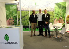 Antonio Martín y Carlos Herranz, de Viveros Campiñas, junto a Enrique Cardiñanos, de Bejo Ibérica. Viveros Campiñas, con sede en la localidad segoviana de Chañe, es especialista en la producción de planta de fresa, aunque también en la producción de fresa de verano entre mayo y noviembre