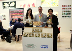 Monserrat Manriquez, José Jon y Mamen Sánchez, en el stand de Emco Cal, donde los visitantes pudieron probar las siempre sorprendentes fresas blancas de la variedad Florida Pearl