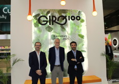 Celebrando el centenario de Giró, su director general Salvador Solá, el presidente de la compañía, Ezequiel Giró, y su CEO, Alex Riviere Giró. En esta edición especial en la que la empresa cumple un siglo, Giró ha puesto el foco en su línea de envases compostables
