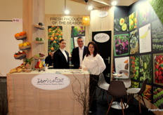En el stand de Ibérica Fruit, Mariana Schultz, Serafín Bolea y Alba Rosillo