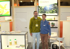Juan Manuel Pozzoli, de Ecoferti, junto a Erik Akerboom, de Jadis Agri. Ecoferti llevó a la feria sus nuevos productos de biocontrol y regeneradores de suelos