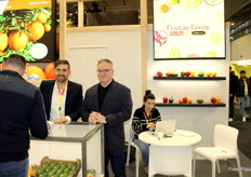 Felix Perona y Vicente Polo, de Frutas Fénix, mostraron en su stand parte de la gama de frutas y hortalizas que trabaja la empresa valenciana, entre las cuales se encontraban aguacates y naranjas chocolate de la Comunidad Valenciana