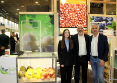 Aitana Marroquí y Juan Marroquí, de Marfruit, junto a Enzo Garnero, de Aurum Fruit