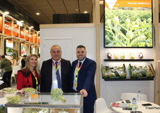Frutas Jopami expuso en su stand alcachofas de tamaños espectaculares cosechadas de los campos españoles, que atrajeron la atención de los visitantes. En la foto, Paloma Aguyó, José Francisco Ruiz y Juanjo García