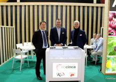 Stand de Río Cinca, que en solo algunas semanas llevará al mercado europeo sus exclusivas primeras cerezas cultivadas en invernaderos