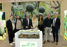 Unidos por el aguacate canario, que podía degustarse en el stand de Agro Rincón: David Machado y Louis Alarcón de Banagrumes, Vicente Bayona y Natalia Ziber, de Tropical Bayper, Yurima Fuentes y Wenceslao Martínez, de Agro Rincón, y Alain Alarcón, CEO de Banagrumes