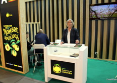 Celia Arzán en el stand del melocotón "con nombre y apellidos", el Melocotón de Calanda DOP