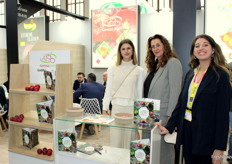 Marta Garrosa, Yolanda Magdaleno y Mariana González, de la empresa extremeña especializada en fruta de hueso, Garrosa Fruits