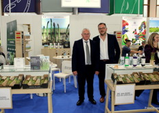 Indalecio Cáceres y Jorge Rodríguez, de San Isidro de Loxa, quienes esperan entrar en plena campaña de espárrago verde en Granada en solo unas semanas