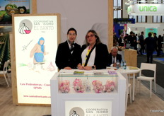 Carmen Chacón y M.ª José Arellano, en el stand de la Cooperativa san Isidro El Santo, especializada en ajo morado