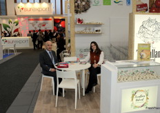 Simon Bilecki, de Soplfruit Imports, junto a Ángela Manzaneque, de Terrallana